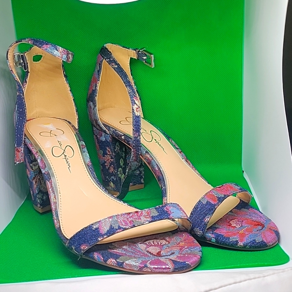 Trendy! Silver Flowered Sexy! Sandels Size 7, 3" heels